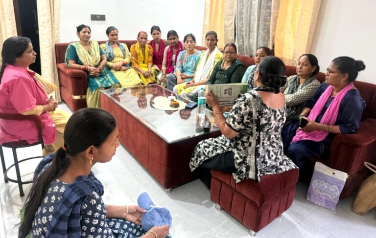 ऋषिकेश में पार्षद पायल बिष्ट के आवास पर स्वास्थ्य जागरूकता बैठक, महिलाओं को दी अहम जानकारी